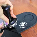 Rhino Coffee Gear tamping mat in gebruik